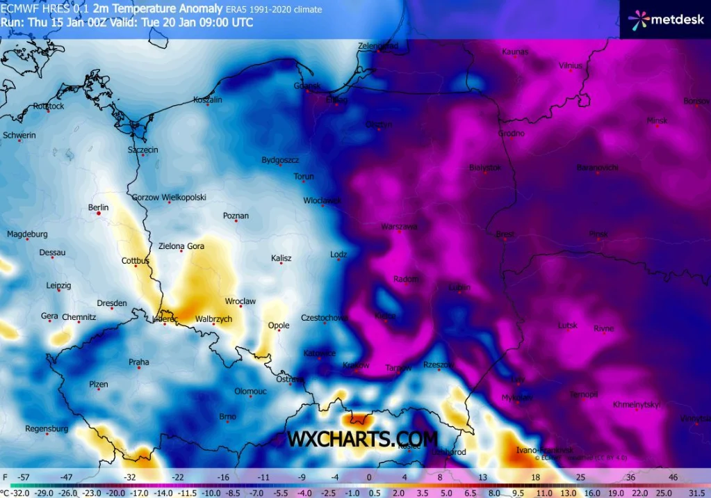 Mapa Europy Środkowej przedstawiająca anomalię temperatury przy powierzchni ziemi, z wyraźnym podziałem na strefę zimniejszych odcieni niebieskich i cieplejszych odcieni fioletu oraz żółci; granice państw i wybrane miasta oznaczone.