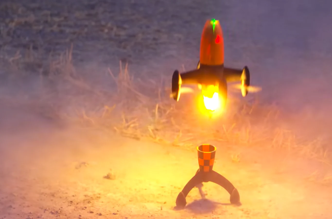 Znowu to zrobili, Peregreen V4 z rekordem. Dron duetu ojciec i syn osiągnął 658 km/h Start miniaturowej rakiety pionowego startu z silnym podświetleniem i emisją dymu na jaśniejszym tle, widoczne płomienie wydobywające się z silnika.