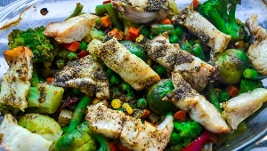 Chuda ryba zapiekana z warzywami to dobry pomysł na zdrowy obiad 