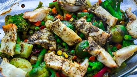 Chuda ryba zapiekana z warzywami to dobry pomysł na zdrowy obiad 