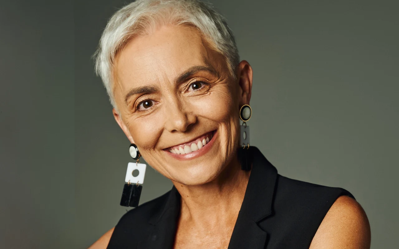 Dodatki mają znaczenie - kontrastowa biżuteria może odmienić stylizację