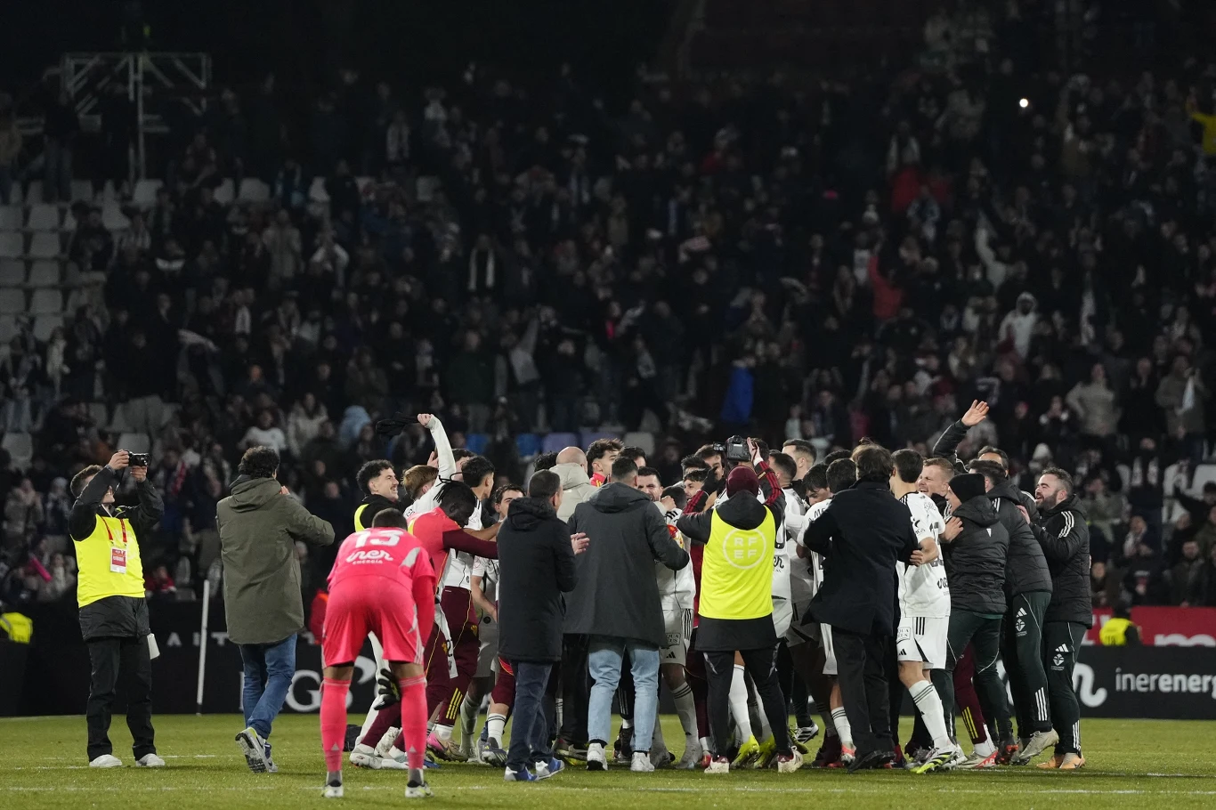 Zawodnicy Albacete celebrujący zwycięstwo nad Realem Madryt