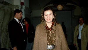 Barbara „Basia” Piasecka Johnson, która wyszła za mąż za swojego szefa, spadkobiercę firmy Johnson & Johnson, Johna Sewarda Johnsona Seniora, stoi przed sądem 11 marca 1986 roku w Nowym Jorku. Pani Johnson toczy batalię sądową z dziećmi zmarłego męża o spadek