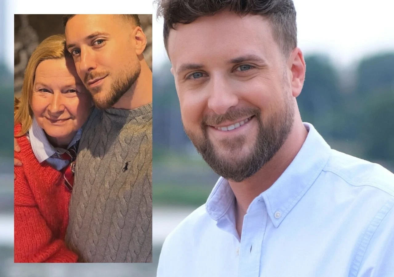 Barbara Bursztynowicz i Aleksander Sikora Mężczyzna w białej koszuli uśmiecha się na pierwszym planie, w tle widoczne jest zdjęcie dwóch osób – kobiety oraz młodego mężczyzny, obejmujących się ciepło.