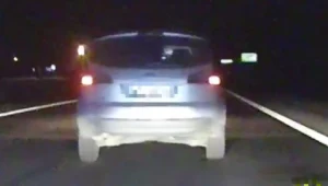 W trakcie ucieczki wyrzucił sejf pełen pieniędzy. Pościg za 24-latkiem. 