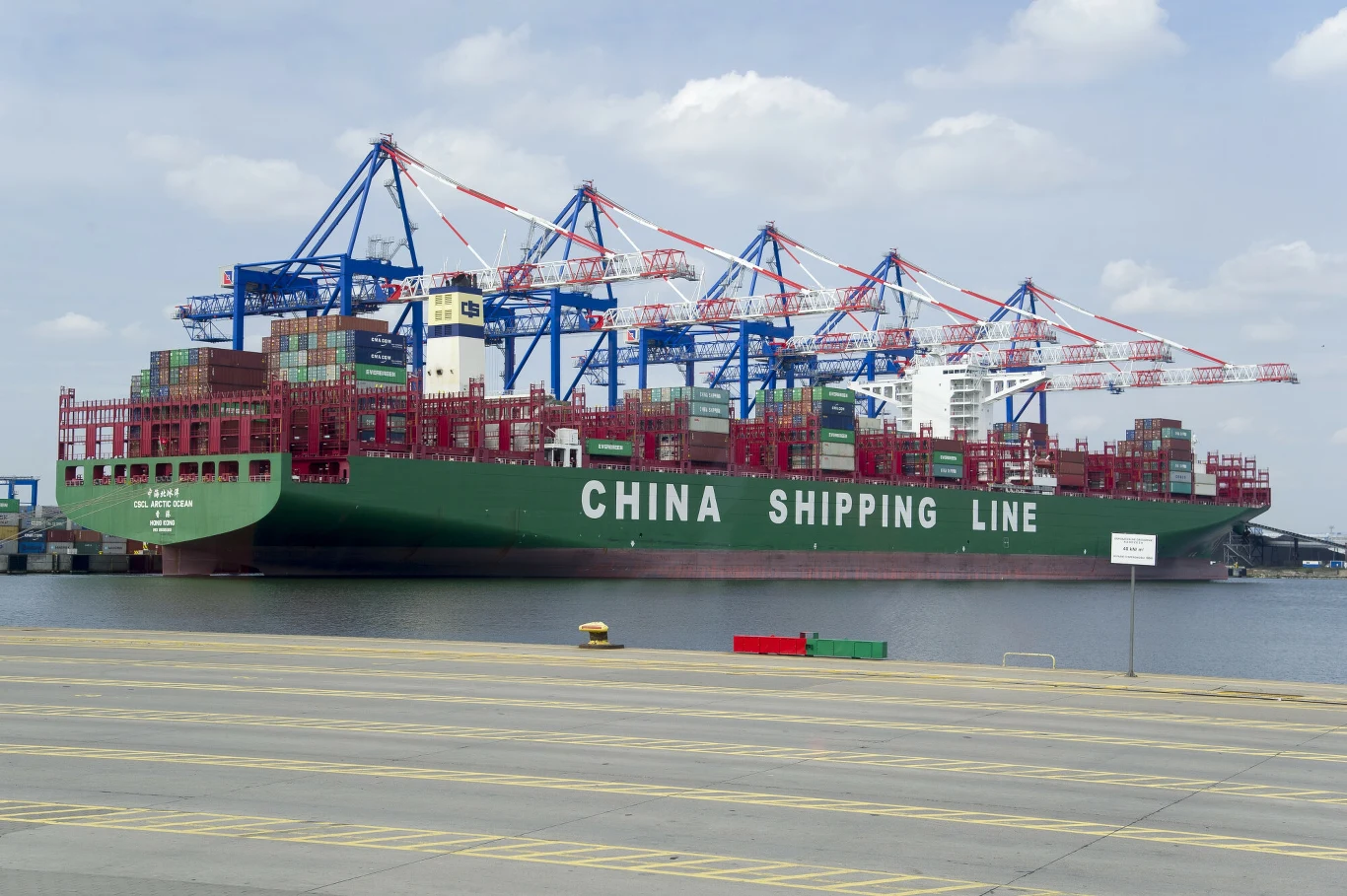 Import z Chin do Polski w okresie od stycznia do listopada 2025 r. wzrósł o 13,4 proc. rok do roku Duży statek kontenerowy z napisem CHINA SHIPPING LINE cumuje w porcie, na jego pokładzie ustawione są kolorowe kontenery, w tle widoczne maszty dźwigowe oraz niebo z lekkim zachmurzeniem.