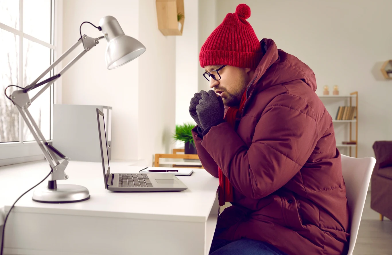 Trudno skupić się na pracy, jeśli jest nam zimno. Zapewnienie odpowiedniej temperatury w miejscu pracy to obowiązek pracodawcy. 