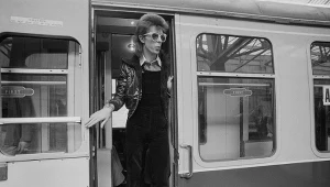 David Bowie do Warszawy dotarł pociągiem. Na zdjęciu na Victoria Station w Londynie, 9 lipca 1973 r.