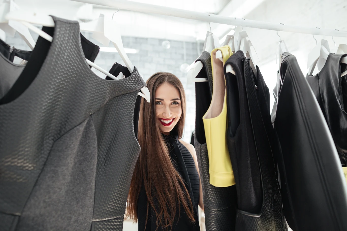 Moda z 2016 roku powraca w wielkim stylu. Sprawdź, czy masz te ubrania w szafie! 