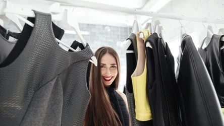 Moda z 2016 roku powraca w wielkim stylu. Sprawdź, czy masz te ubrania w szafie! 