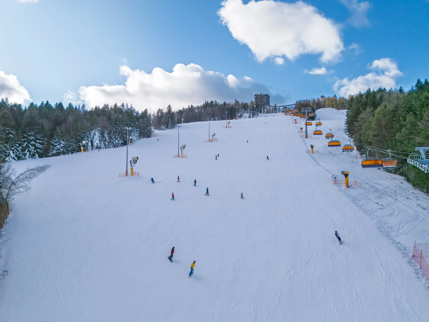 Narciarz powinien zjeżdżać z szybkością stosowną do swoich umiejętności oraz rodzaju, stanu trasy i warunków atmosferycznych