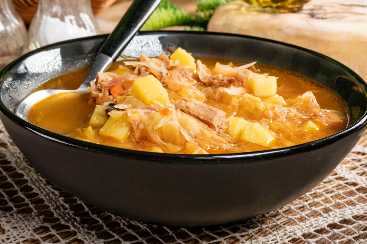 Parzybroda to połączenie kapusty, warzyw i wędzonego boczku