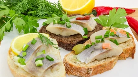 Te kanapki są idealne na imprezę. Z powodzeniem zastąpią słone chipsy i paluszki.