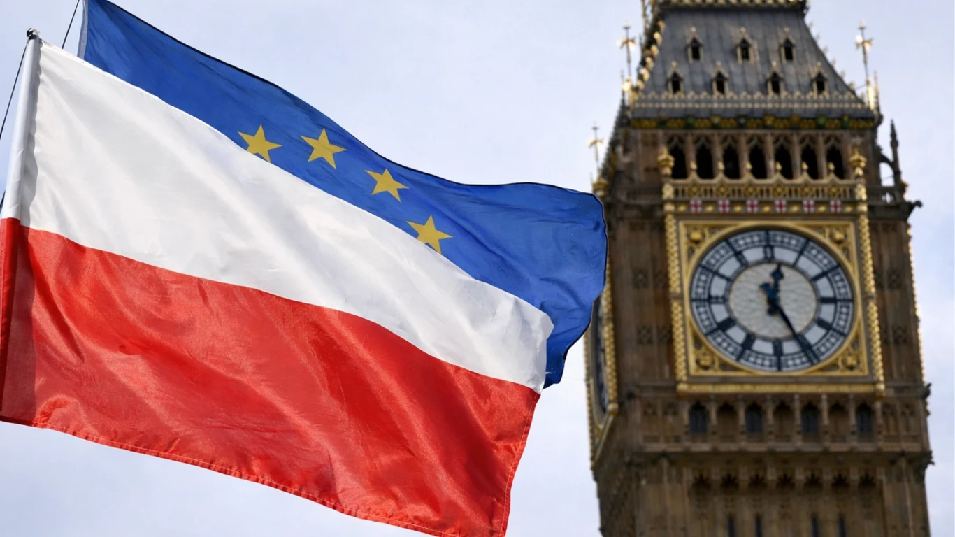 Polexit a brexit. Polska kroczy drogą Wielkiej Brytanii? Flaga o nietypowej kombinacji kolorów i gwiazd powiewa w pobliżu wieży zegarowej Big Ben w Londynie, tło stanowi fragment konstrukcji zegara.