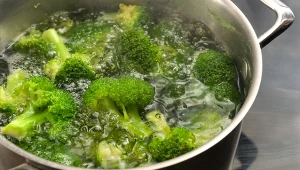 Brokuły należy blanszować. W ten sposób pozostają intensywnie zielone i jędrne