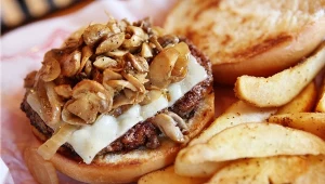 Burger z pieczarkami jest dużo bardziej soczysty od klasycznej wersji przekąski