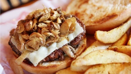 Burger z pieczarkami jest dużo bardziej soczysty od klasycznej wersji przekąski
