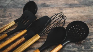 Czarne łopatki kuchenne na blacie