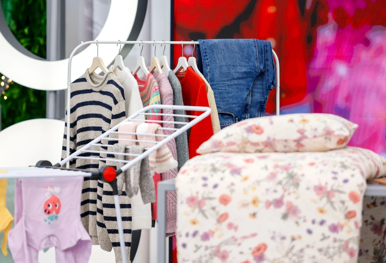 Suszarka na pranie z ubraniami i pościelą