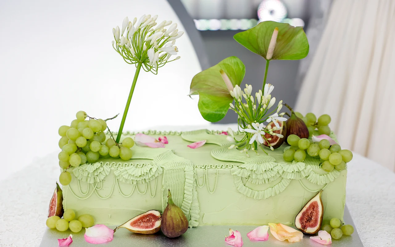 Niski tort weselny w kolorze matchy