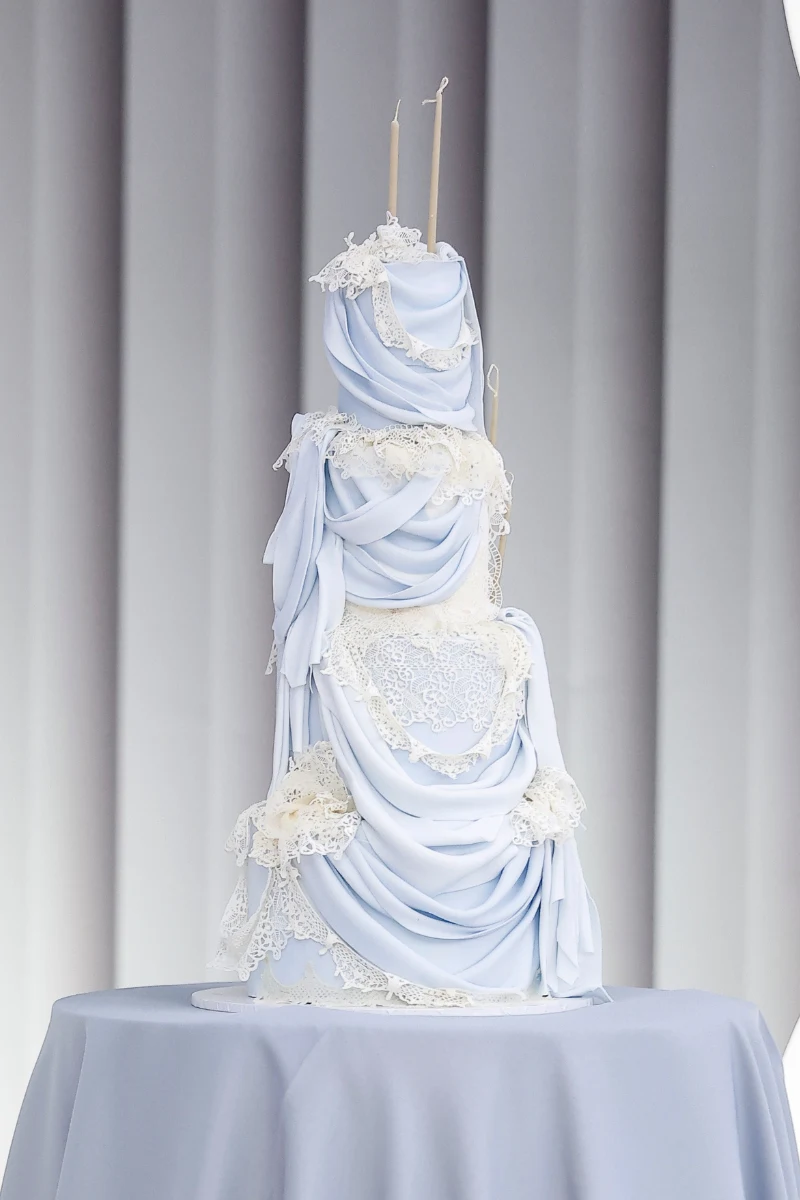 Piętrowy tort ślubny w kolorze błękitu 