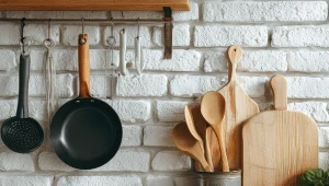 Przybory kuchenne, deski do krojenia, patelnie
