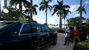 Prezydent Trump wziął udział w ceremonii z okazji zmiany nazwy części Palm Beach Southern Boulevard na "President Donald J. Trump Boulevard". Na zdjęciu prezydencka limuzyna, tzw. Bestia, zaparkowana przy głównym wejściu do rezydencji w Mar-a-Lago