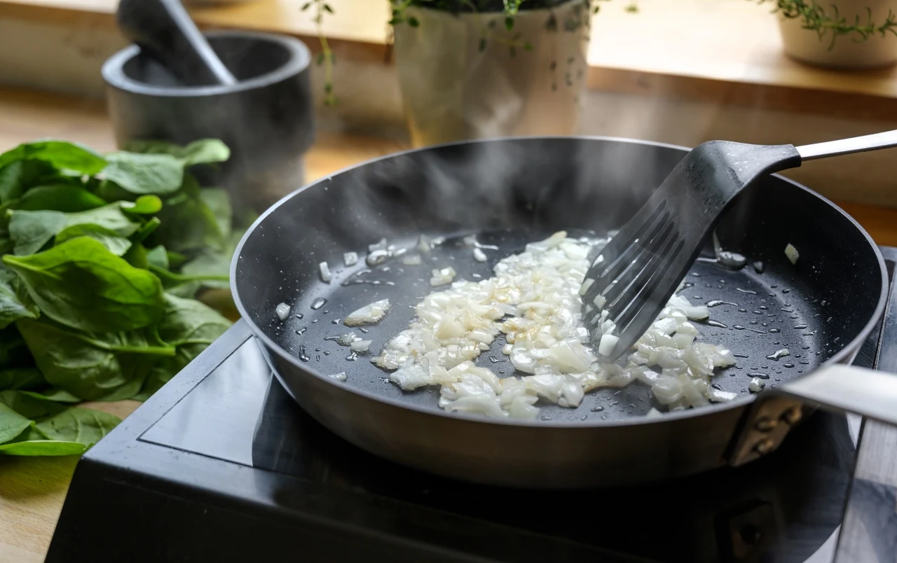 Patelnia z łopatką do mieszania