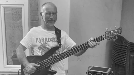 Marian Wiśniowski był basistą grupy KonSpeara