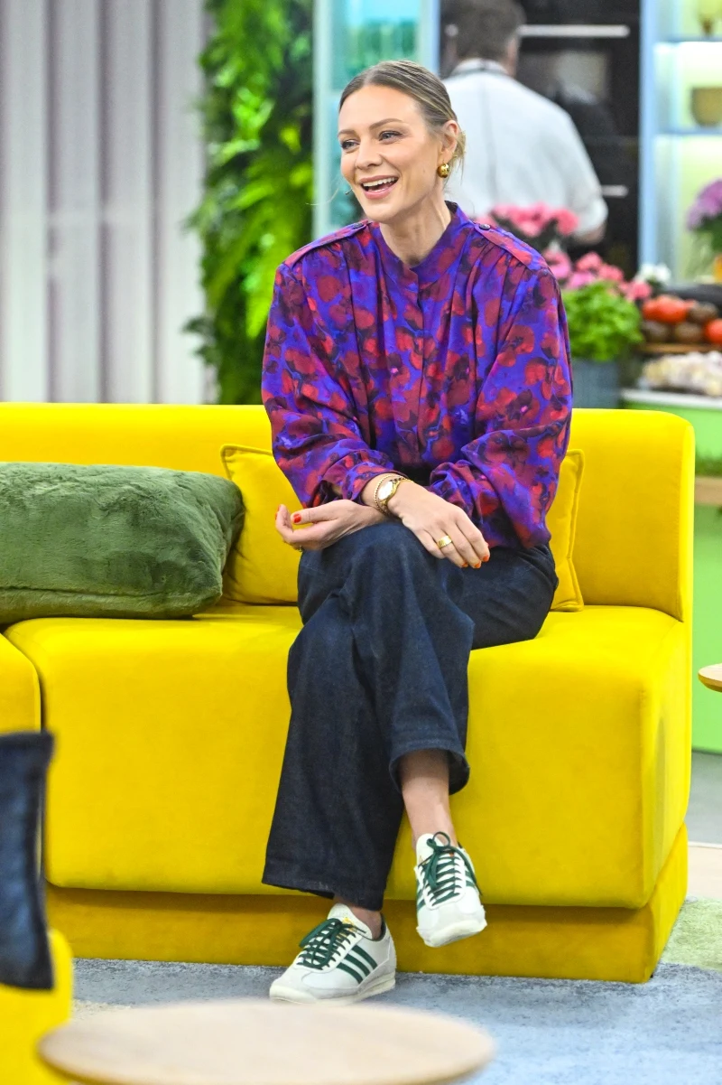 Magdalena Boczarska w studiu "halo tu polsat", w fioletowej bluzce i adidasach