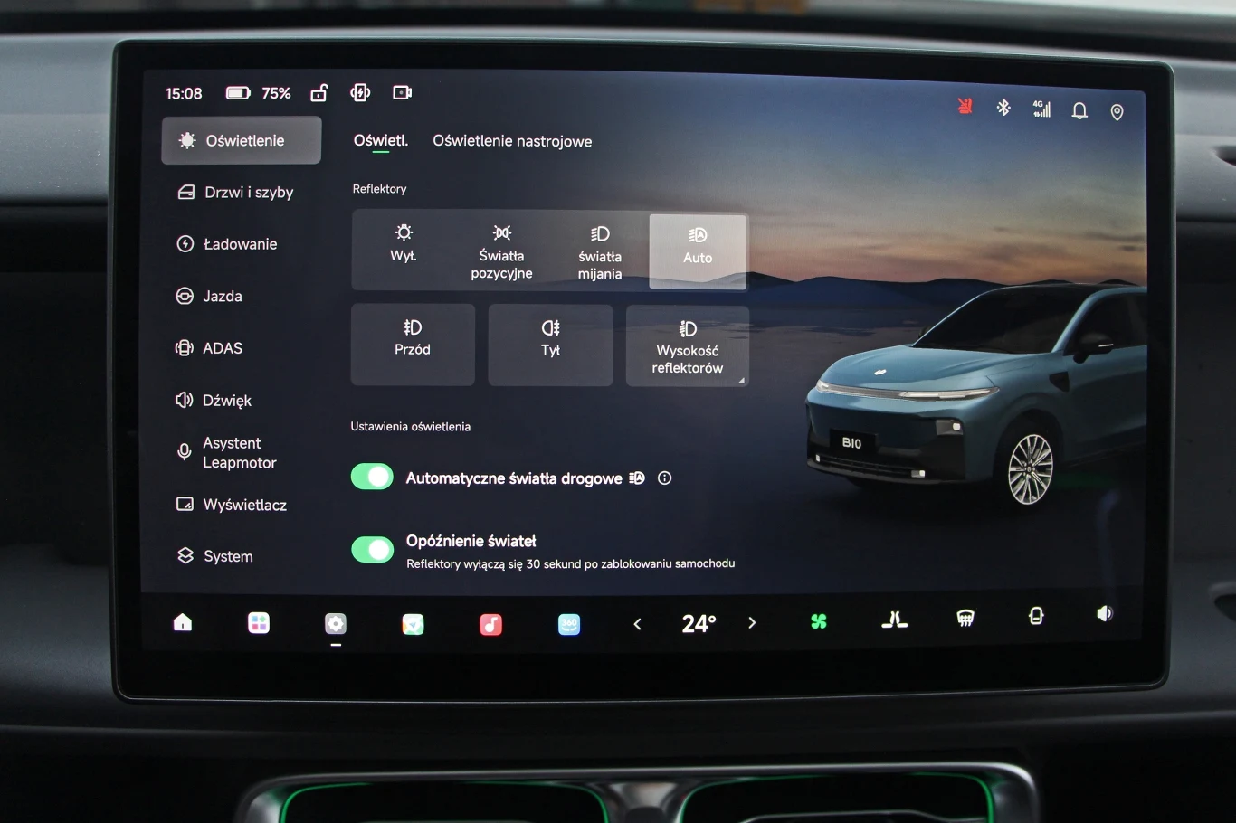 Nowoczesny ekran dotykowy w samochodzie prezentuje główny interfejs systemu pokładowego, na którym widoczna jest grafika auta, różne opcje ustawień oświetlenia, zarządzanie funkcjami pojazdu oraz zmienne menu boczne.