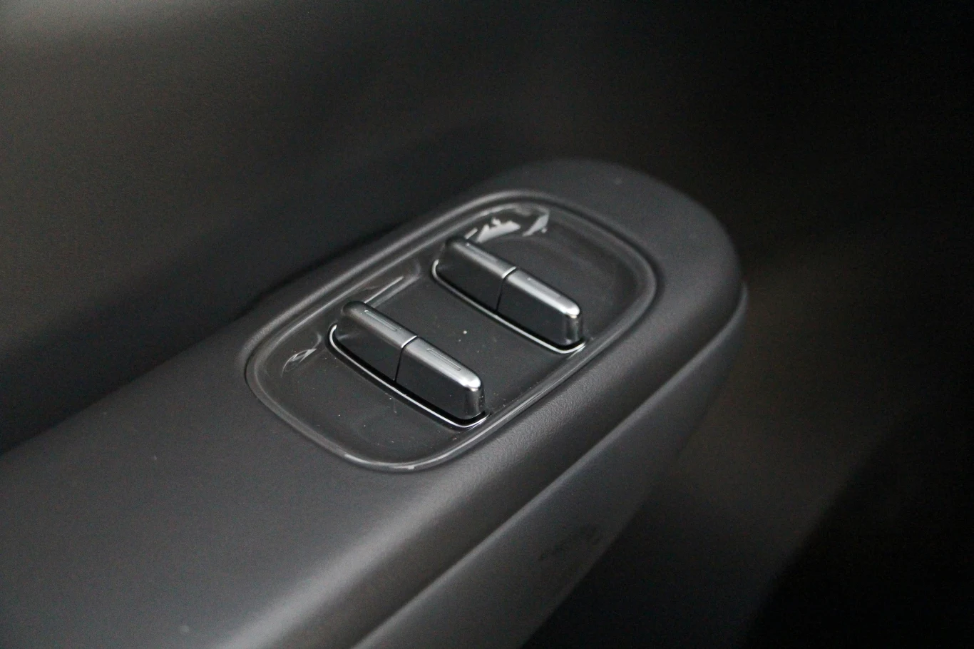 Panel z dwoma przyciskami do regulacji siedzenia samochodu, umieszczony na bocznej części fotela. Przyciskom towarzyszy uniwersalna ikonka wskazująca kierunek przesuwania lub pochylenia oparcia.