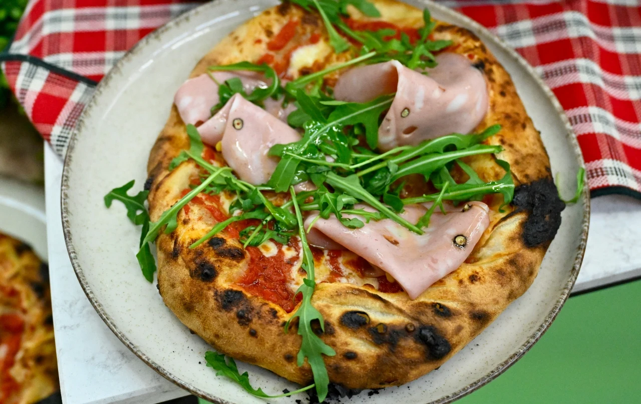 Pizza w stylu neapolitańskim w mortadelą i rukolą
