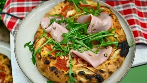 Pizza w stylu neapolitańskim w mortadelą i rukolą