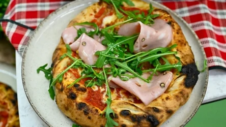 Pizza w stylu neapolitańskim w mortadelą i rukolą