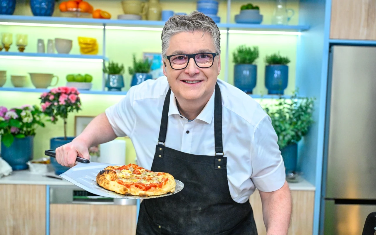 Emiliano Castagna z pizzą w stylu rzymskim