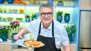 Emiliano Castagna z pizzą w stylu rzymskim