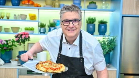 Emiliano Castagna z pizzą w stylu rzymskim