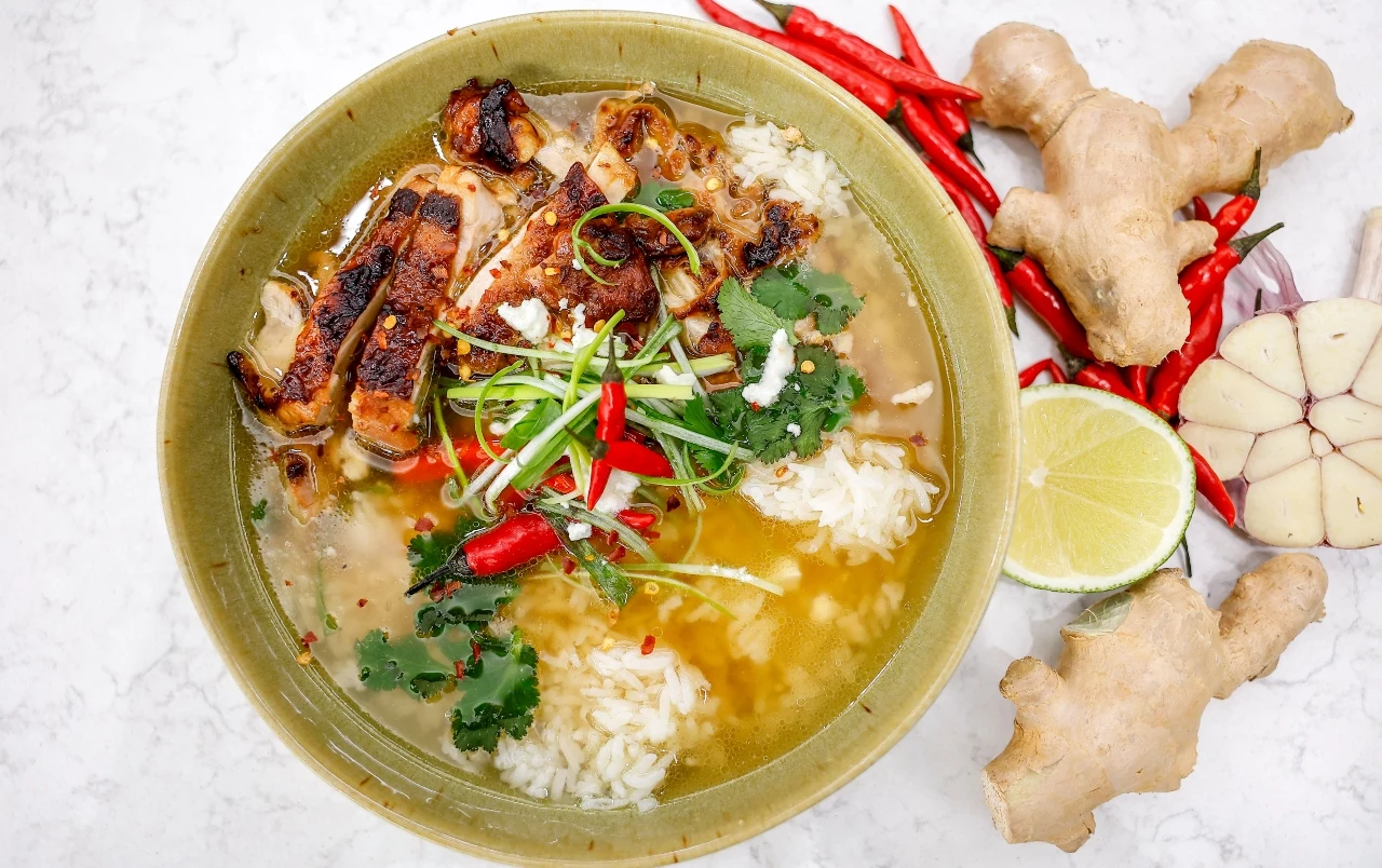 Rozgrzewający bulion imbirowy z karmelizowanym kurczakiem według przepisu Celiny Statkiewicz