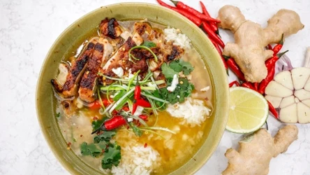 Rozgrzewający bulion imbirowy z karmelizowanym kurczakiem według przepisu Celiny Statkiewicz 