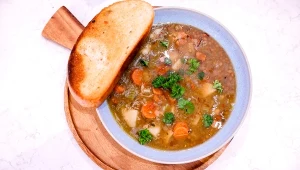 Zupa z soczewicy z chrupiącym boczkiem