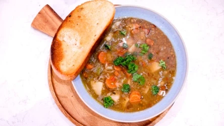 Zupa z soczewicy z chrupiącym boczkiem