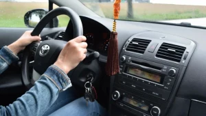 Abonament RTV, a więc także za radio w samochodzie, wzrósł w 2026 roku, a wraz z nim kary za uchylanie się od tej opłaty