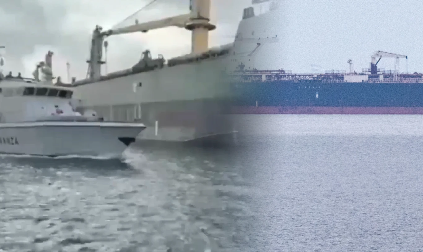 Włochy. Głośne zajęcie rosyjskiego statku w Brindisi. Miał naruszyć sankcje UE Dwa duże statki towarowe i mniejsza jednostka patrolowa znajdują się na wodzie, w tle widoczne są dźwigi i urządzenia portowe.