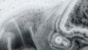 Zamarznięte jezioro z lotu ptaka (zdj. ilustracyjne)