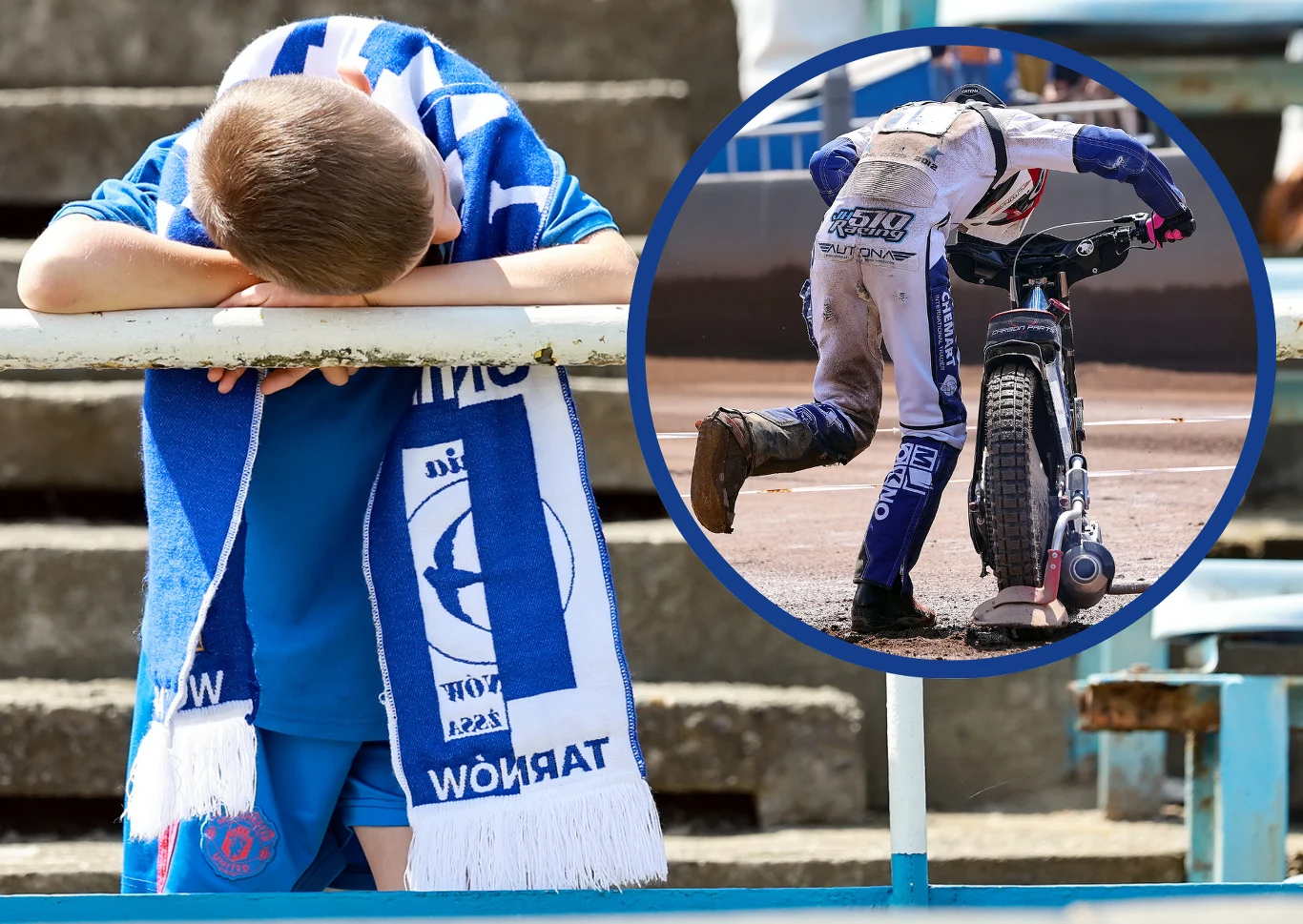 Chłopiec w niebieskim stroju ze smutkiem opiera głowę o barierkę, wokół szyi ma kibicowski szalik klubu sportowego. W okrągłej ramce widoczny żużlowiec w stroju sportowym prowadzący motocykl na torze, ubrudzony po zawodach.