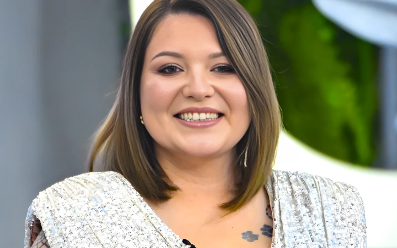 Karolina Zgierska po metamorfozie – w srebrnej, cekinowej sukni