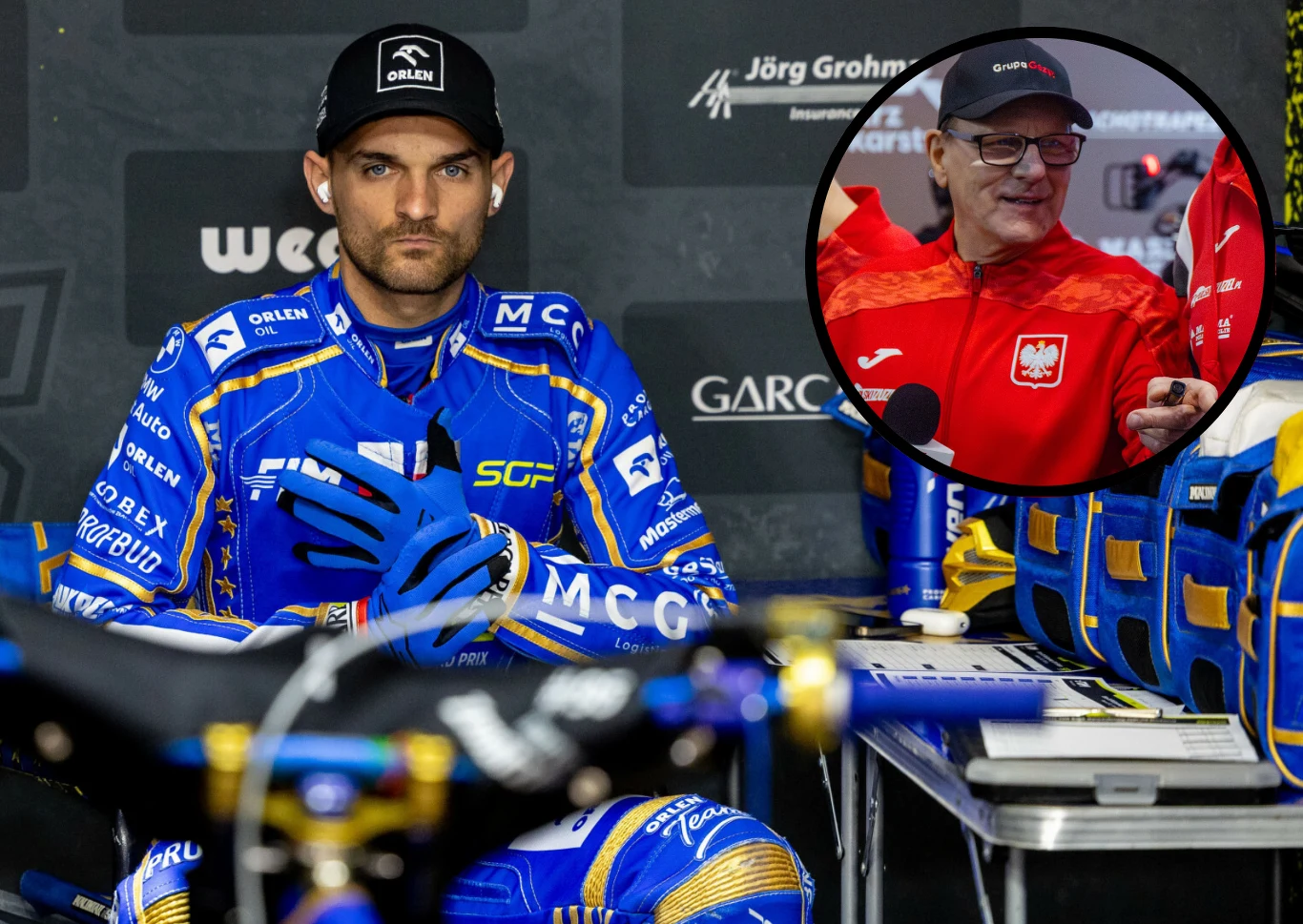Zawodnik żużlowy w niebieskim kombinezonie sportowym z logotypami sponsorów, siedzący w boksie z motocyklowym sprzętem dookoła; w prawym górnym rogu okrągły wstawiony portret mężczyzny w czerwonej kurtce z godłem Polski, trzymającego mikrofon