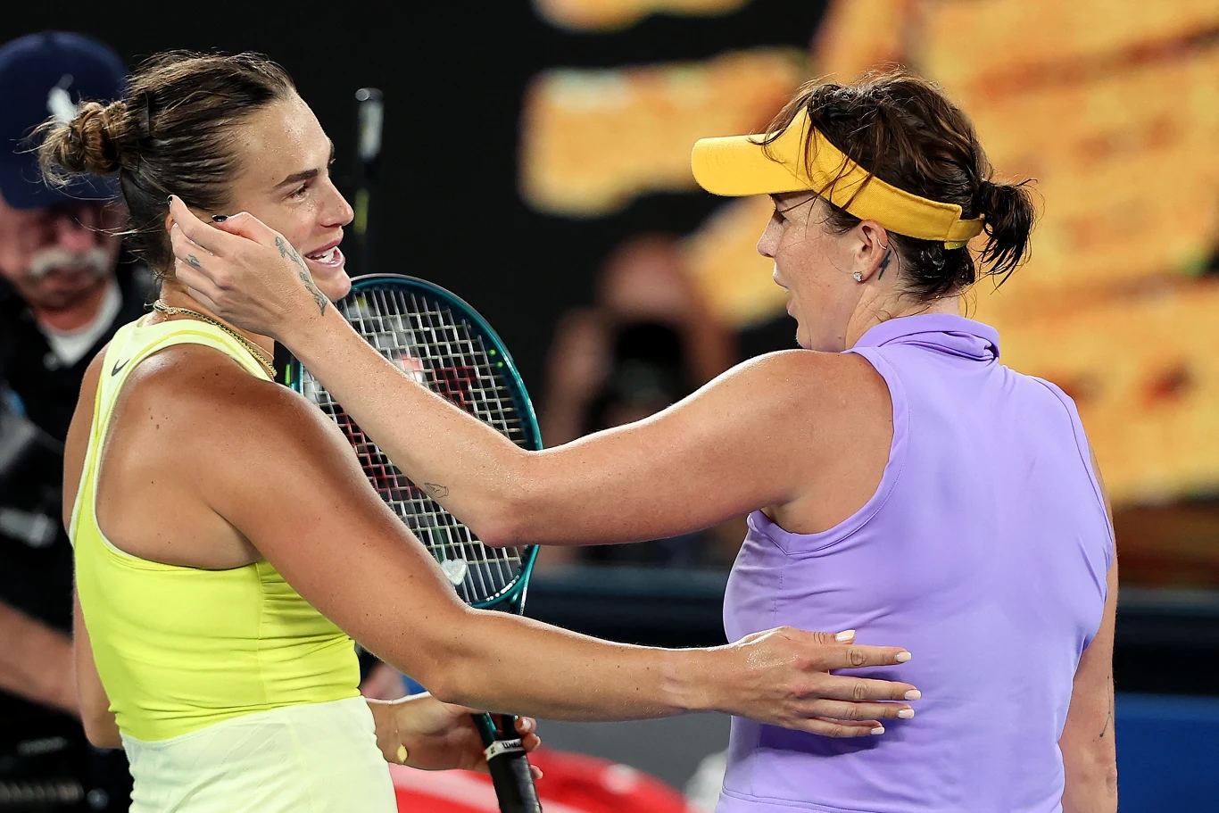 Aryna Sabalenka i Anastazja Pawluczenkowa po ćwierćfinale Australian Open w 2025 roku Dwie zawodniczki tenisa obejmują się na korcie po zakończonym meczu, okazując sobie sportową życzliwość. Obie ubrane w sportowe stroje, jedna trzyma rakietę tenisową.