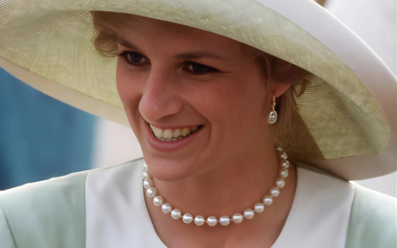 Uśmiechnięta Diana, księżna Walii – w perłowym naszyjniku i jasnym kapeluszu z szerokim rondem